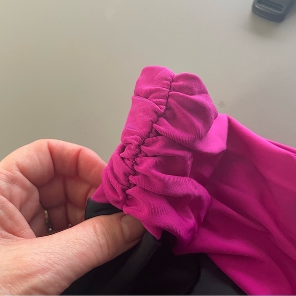 Under Armour Cropped Leggings – Pink & Black Size: Small - Picture 4 of 8